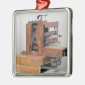 Couseuse', die erste Nähmaschine, 1830 Silbernes Ornament (Links)