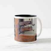 Couseuse', die erste Nähmaschine, 1830 Zweifarbige Tasse (VorderseiteRechts)