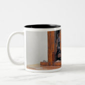 Couseuse', die erste Nähmaschine, 1830 Zweifarbige Tasse (Links)