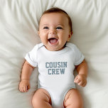 Cousin Crew | Dusty Blue Kids Baby Bodysuit Baby Strampler<br><div class="desc">Angepasstes, mit "Cousin Crew" personalisiertes Bekleidungsstück oder anderen benutzerdefinierten Text. Verwenden Sie die Entwurfswerkzeuge, um die Textfarben und Schriftart zu bearbeiten oder eigene Fotos hinzuzufügen, um ein benutzerdefiniertes T - Shirt-Design zu erstellen. Wählen Sie aus einer großen Auswahl an T - Shirt, Tanklappen und Sweatshirts für Damen, Herren, Kinder, Kleinkinder...</div>