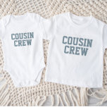Cousin Crew | Dusty Blue Kids Baby T - Shirt<br><div class="desc">Angepasstes, mit "Cousin Crew" personalisiertes Bekleidungsstück oder anderen benutzerdefinierten Text. Verwenden Sie die Entwurfswerkzeuge, um die Textfarben und Schriftart zu bearbeiten oder eigene Fotos hinzuzufügen, um ein benutzerdefiniertes T - Shirt-Design zu erstellen. Wählen Sie aus einer großen Auswahl an T - Shirt, Tanklappen und Sweatshirts für Damen, Herren, Kinder, Kleinkinder...</div>