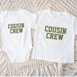 Cousin Crew | Olive Kids Baby T - Shirt<br><div class="desc">Angepasstes, mit "Cousin Crew" personalisiertes Bekleidungsstück oder anderen benutzerdefinierten Text. Verwenden Sie die Entwurfswerkzeuge, um die Textfarben und Schriftart zu bearbeiten oder eigene Fotos hinzuzufügen, um ein benutzerdefiniertes T - Shirt-Design zu erstellen. Wählen Sie aus einer großen Auswahl an T - Shirt, Tanklappen und Sweatshirts für Damen, Herren, Kinder, Kleinkinder...</div>