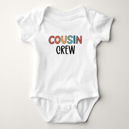 Cousin-Crew passt zum Cousin-Quadrat der Retro-Fam Baby Strampler (Vorderseite)