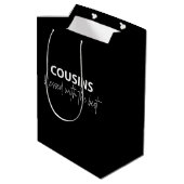 Cousin - mit dem Besten gesegnet Mittlere Geschenktüte (Rückseite Schrägansicht)