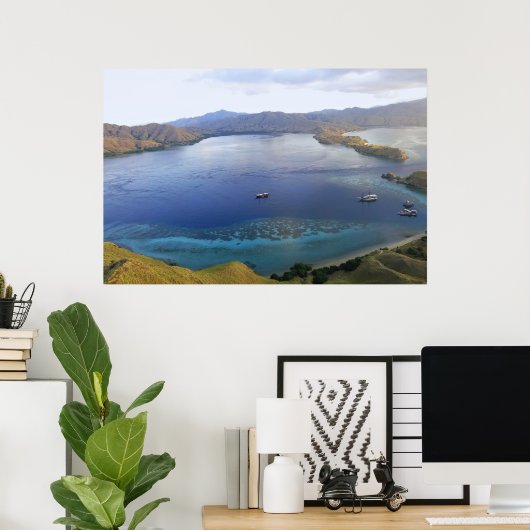 Cove in Komodo Poster (Heimbüro)