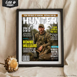 Cover des Custom HUNTER Magazine, Personalisiert J Poster<br><div class="desc">Verwandeln Sie Ihr Lieblings-Foto in eine fette Custom HUNTER Magazine Cover! Dieses personalisierte Plakat eignet sich ideal für Jäger, Outdoorsmen und Wildtierfreunde. Hier finden Sie echte Schlagzeilen im Magazin-Stil und einen individuelle Name oder Text für ein einmaliges Geschenk. Ideal zum Geburtstag, Vatertag, Jagdlodge Dekor oder als lustiger Sake für alle,...</div>