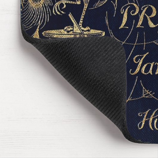 Cover für die antike Pfauenausgabe mit Pride und P Mousepad (Ecke)