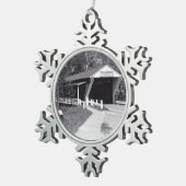 Covered Bridge Schneeflocken Zinn-Ornament (Rechts)