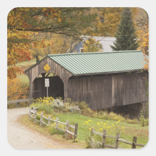 Covered bridge, Vermont, USA Quadratischer Aufkleber