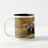Covered bridge, Vermont, USA Zweifarbige Tasse (Links)