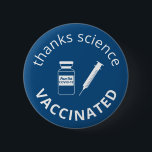 Covid-19 dank Science Blue geimpft Button<br><div class="desc">Zeigen Sie Wissenschaft und Dankbarkeit Ihre Anerkennung für die Impfung gegen Covid-19 mit diesem lustigen klassischen blauen Knopf mit einer Nadel-Spritze und einer Impfflasche mit dem Etikett "Peace Out Covid-19". Sie können die "dank Wissenschaft" und "geimpften" Nachrichten sowie den Text auf der Flasche anpassen.</div>