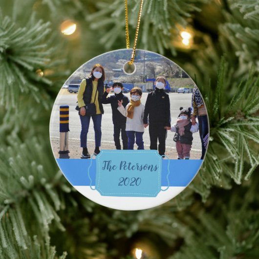 covid-19 unser erstes pandemisches Weihnachtsgedäc Keramik Ornament (Baum)