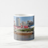 Covington passiert Cincinnati-Schleppkahn Kaffeetasse (Mittel)