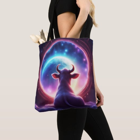 Cow in Space Looking at Earth Whimsical Rainbow Tasche (Von Nahem)