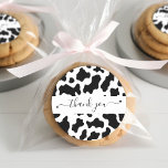 Cow Print Cowgirl Gastgeschenk Hochzeit Danke Runder Aufkleber<br><div class="desc">Eleganter weißer und schwarzer Kuh-Printcowgirl Hochzeitskrüge rund Aufkleber für Gastgeschenke Hochzeiten. Großer Briefumschlag Aufkleber oder danke Ihnen Token für Brautparty / Hochzeitsgäste. Auch,  ideal für einen Western / Süd-Thema Hochzeit oder Junggeselinnen-Abschied.</div>