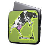 Cow Riding a Scooter Laptopschutzhülle (Vorderseite Links)