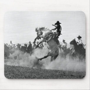 Cowboy auf einem ausschlagenden Bronco Mousepad