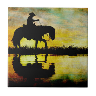 Cowboy auf Pferd bei Sonnenuntergang. Fliese