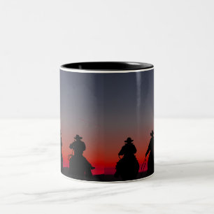 Cowboy bei Sonnenuntergang Zweifarbige Tasse