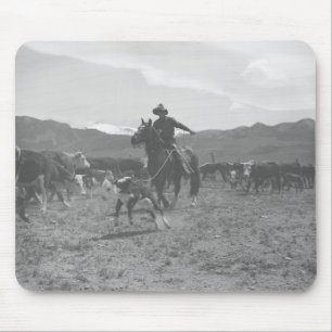 Cowboy beim Lasso eines Kalbes für die Frühjahrsbr Mousepad