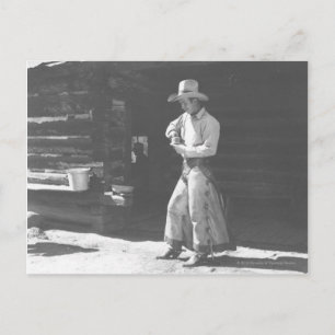 Cowboy, der aus einer Peter-Pan-Erdnussbutterdose Postkarte