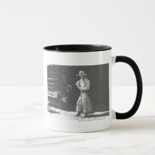 Cowboy, der aus einer Peter-Pan-Erdnussbutterdose Tasse