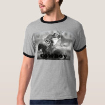 Cowboy, der den T - Shirt der wilde Pferdemänner