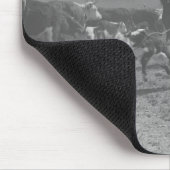 Cowboy, der ein Kalb für das Frühlingseinbrennen Mousepad (Ecke)