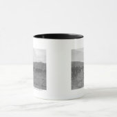 Cowboy, der ein Kalb für das Frühlingseinbrennen Tasse (Zentrum)