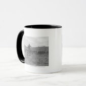 Cowboy, der ein Kalb für das Frühlingseinbrennen Tasse (Vorderseite Links)