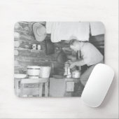 Cowboy, der Kaffee innerhalb des bunkhouse macht Mousepad (Mit Mouse)