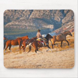 Cowboy, der wilde Pferde 2 in Herden lebt Mousepad