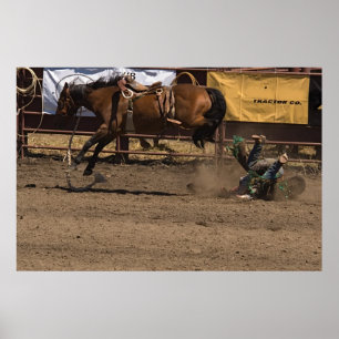 Cowboy erhält einen Tritt aus Bronc-Reiten heraus Poster