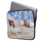 Cowboy Horse Drive auf der Hideout Ranch Laptopschutzhülle (Vorderseite Links)