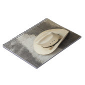 Cowboy-Hut an der Wand der Blockhütte Notizblock (Linke Seite)