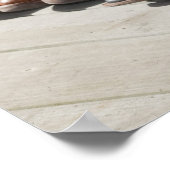 Cowboy-Hut in Reihe von Cowboy-Stiefeln außerhalb Poster (Ecke)