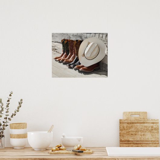 Cowboy-Hut in Reihe von Cowboy-Stiefeln außerhalb  Poster (Küche)