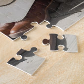 Cowboy-Hut in Reihe von Cowboy-Stiefeln außerhalb Puzzle (Seite)