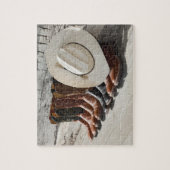 Cowboy-Hut in Reihe von Cowboy-Stiefeln außerhalb Puzzle (Vertikal)