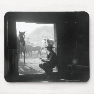 Cowboy in einem Türrahmen mit Pferden Mousepad