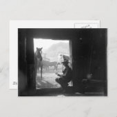 Cowboy in einer Tür mit Pferden Postkarte (Vorne/Hinten)