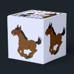 Cowboy Kid Birthday Party Fevor Box Geschenkschachtel<br><div class="desc">Eine grafische Darstellung eines lustigen Cowboys und seines Pferdes auf einer Geburtstagsparty Gunst Box.</div>
