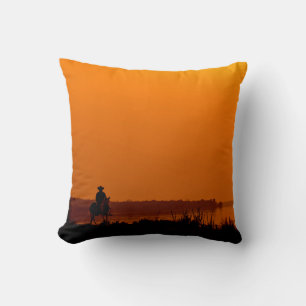 Cowboy Männer reiten bei Sonnenuntergang Vintagen Kissen