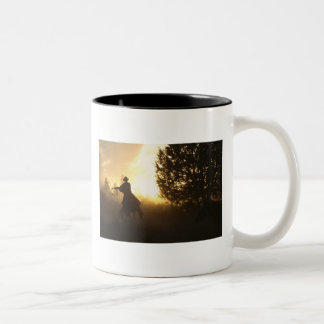 Cowboy mit Lasso in Sunset Zweifarbige Tasse