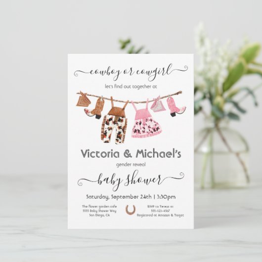 Cowboy oder Cowgirl Reveal Clothesline Babydusche Einladung (Stehend Vorderseite)