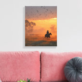 Cowboy Riding Into Fiery Sunset Art Leinwanddruck (Insitu (Wohnzimmer))