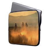Cowboy-Trio: Berglandschaft. Laptopschutzhülle (Vorderseite Links)