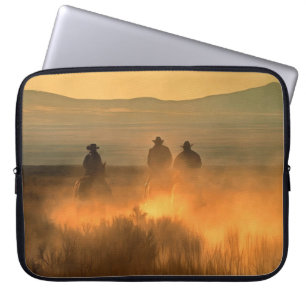 Cowboy-Trio: Berglandschaft. Laptopschutzhülle