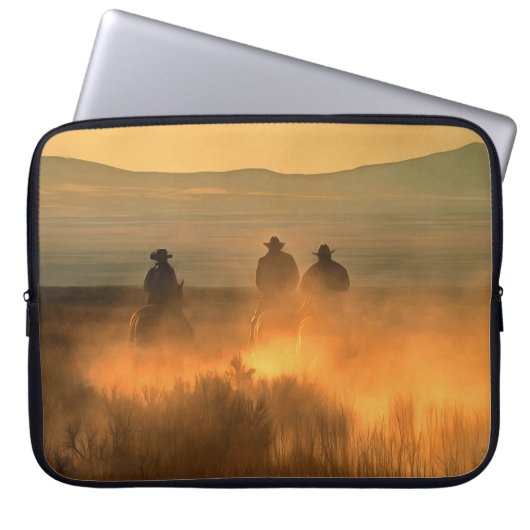 Cowboy-Trio: Berglandschaft. Laptopschutzhülle (Vorderseite)