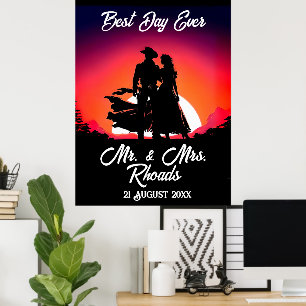 Cowboy und Braut bei Sonnenuntergangs-Hochzeit  Poster